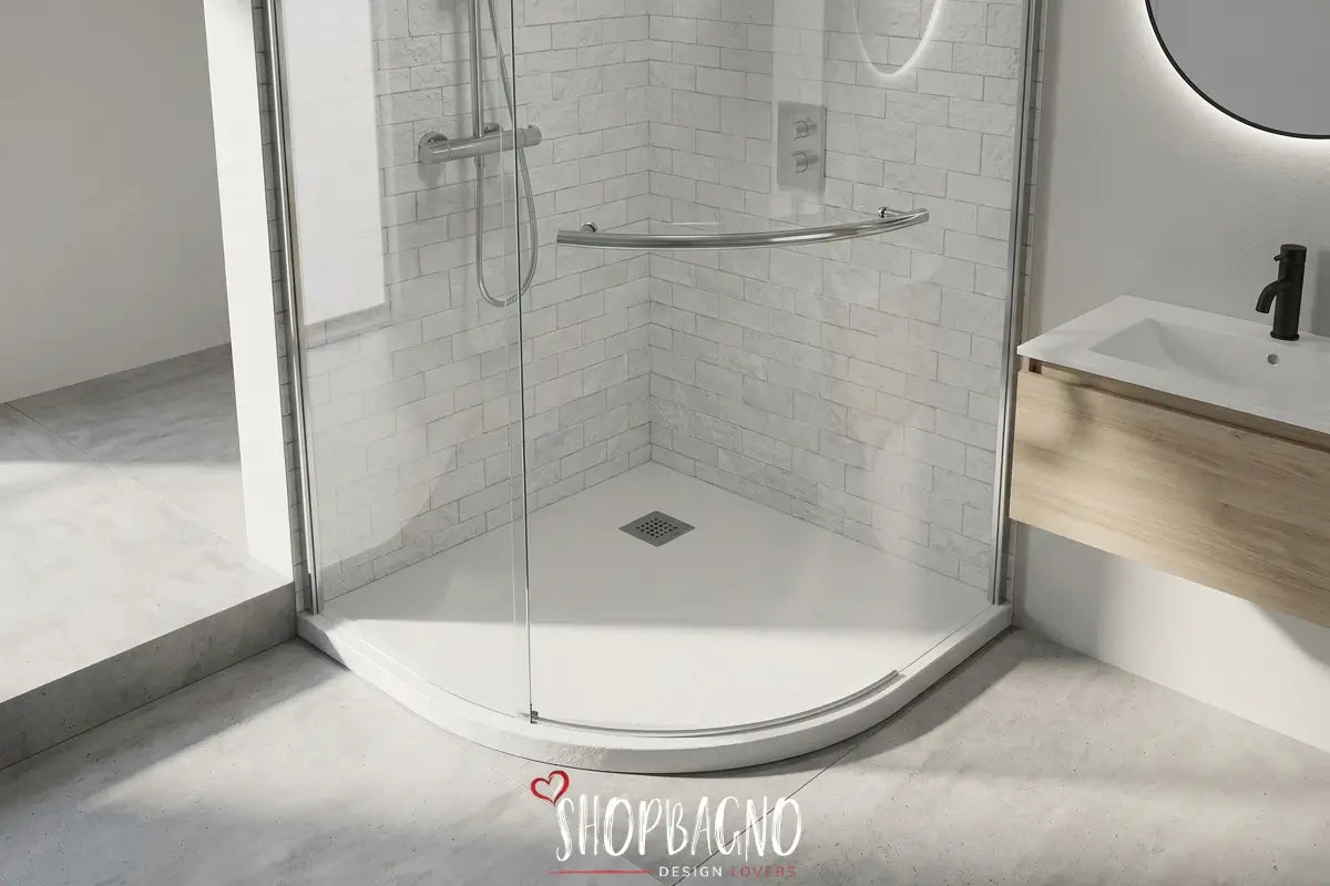 Piatto doccia semicircolare in un angolo del bagno