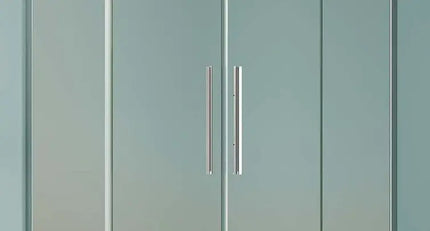 Primo piano ante scorrevoli satinate 8mm con maniglie verticali in acciaio inox, box doccia angolare H190