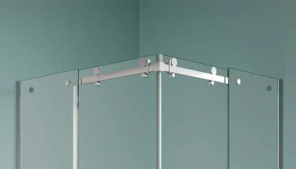 Dettaglio binario superiore di scorrimento con cursori e raccordo angolare in acciaio inox cromato, 8mm