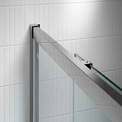 Dettaglio maniglia scorrevole porta doccia EASY 6mm: barra verticale slim cromata su bordo del cristallo trasparente anticalcare