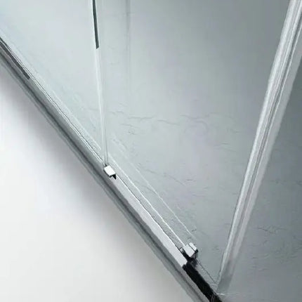 Dettaglio profilo a muro e guida di scorrimento superiore porta doccia EASY 6mm cromata su piastrelle bianche a rilievo
