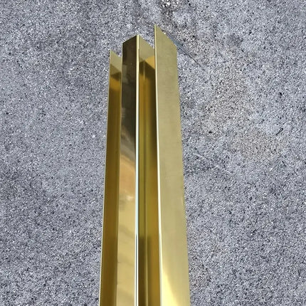 Foto reale dei profili oro