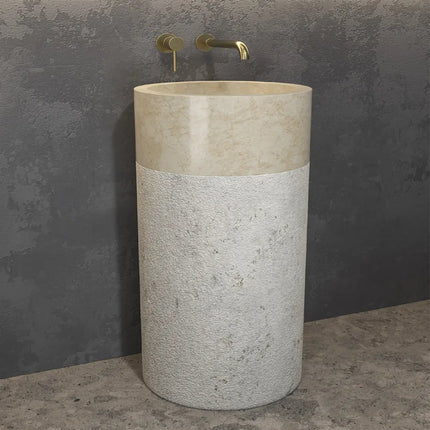 Lavabo a colonna freestanding Karag Bora PRDG con vasca in pietra naturale crema lucidata su colonna grigia grezza, con rubinetto a parete oro
