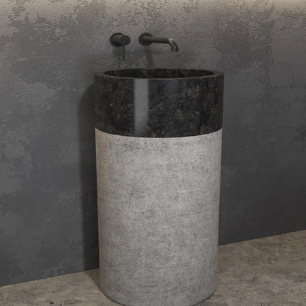 Lavabo a colonna freestanding Karag Bora PRDG con vasca in pietra naturale nera lucidata su colonna grigia grezza, con rubinetto a parete nero