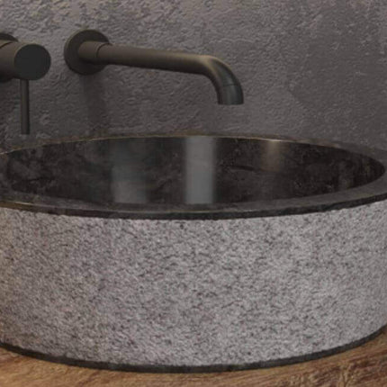 Lavabo tondo da appoggio in marmo grigio-nero Karag Timur 40cm: esterno bugnato grigio chiaro, interno nero lucidato, piano legno rubinetteria nera