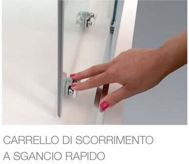 Dettaglio carrello a sgancio rapido porta doccia scorrevole trasparente 6mm, mano che rimuove il vetro dal binario