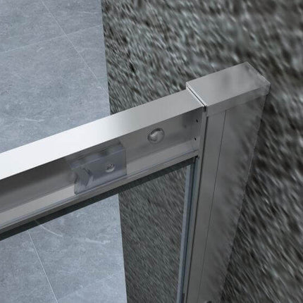 Dettaglio binario superiore cromato con carrello e profilo angolare a muro della porta doccia scorrevole trasparente 6mm