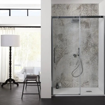 Porta doccia scorrevole anticalcare 8mm in nicchia, profili cromati H200cm, ambientata in bagno con rivestimento effetto cemento