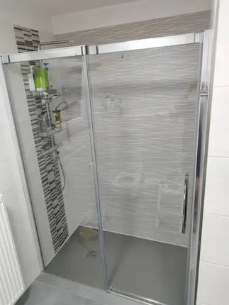 Porta doccia scorrevole anticalcare 8mm H200cm installata in bagno con piastrelle grigie, profili cromati, foto reale installazione