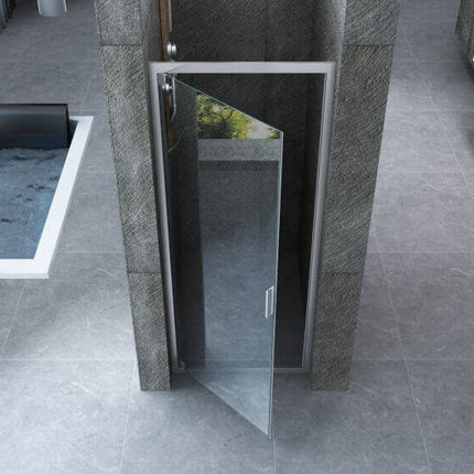Porta doccia battente pivot opaca 6mm H190 aperta verso l'esterno, vista dall'alto, bagno con rivestimento in pietra grigia
