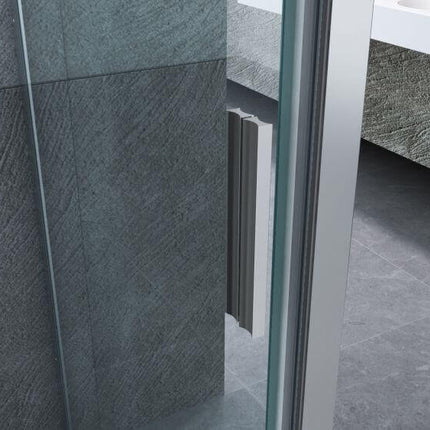 Dettaglio profilo verticale cromato con guarnizione a muro porta doccia battente pivot trasparente 6mm, finitura a specchio