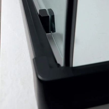 Dettaglio profilo a pavimento porta doccia RAPID 6mm: guida inferiore angolare con guarnizione in finitura nero opaco