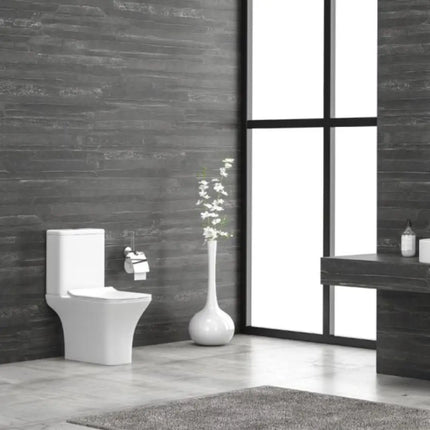 WC monoblocco squadrato Karag Natalia in ceramica bianca installato in un bagno moderno con parete grigia effetto legno