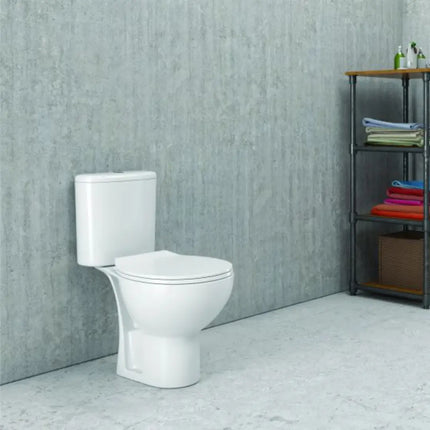 WC monoblocco Karag Venice in ceramica bianca installato in un bagno con parete grigia e scaffale